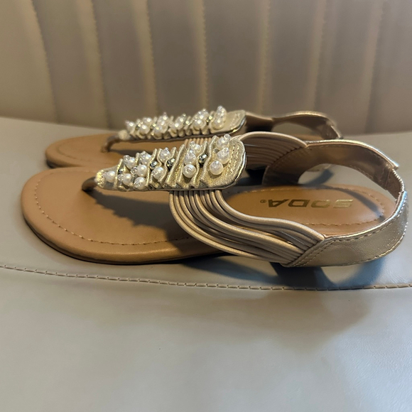 Girls SODA Gold Pearl Thong Sandals US 13.5 Multi-Strap Dress Summer Shoes - Picture 3 of 5